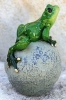 Frosch mit Kugel